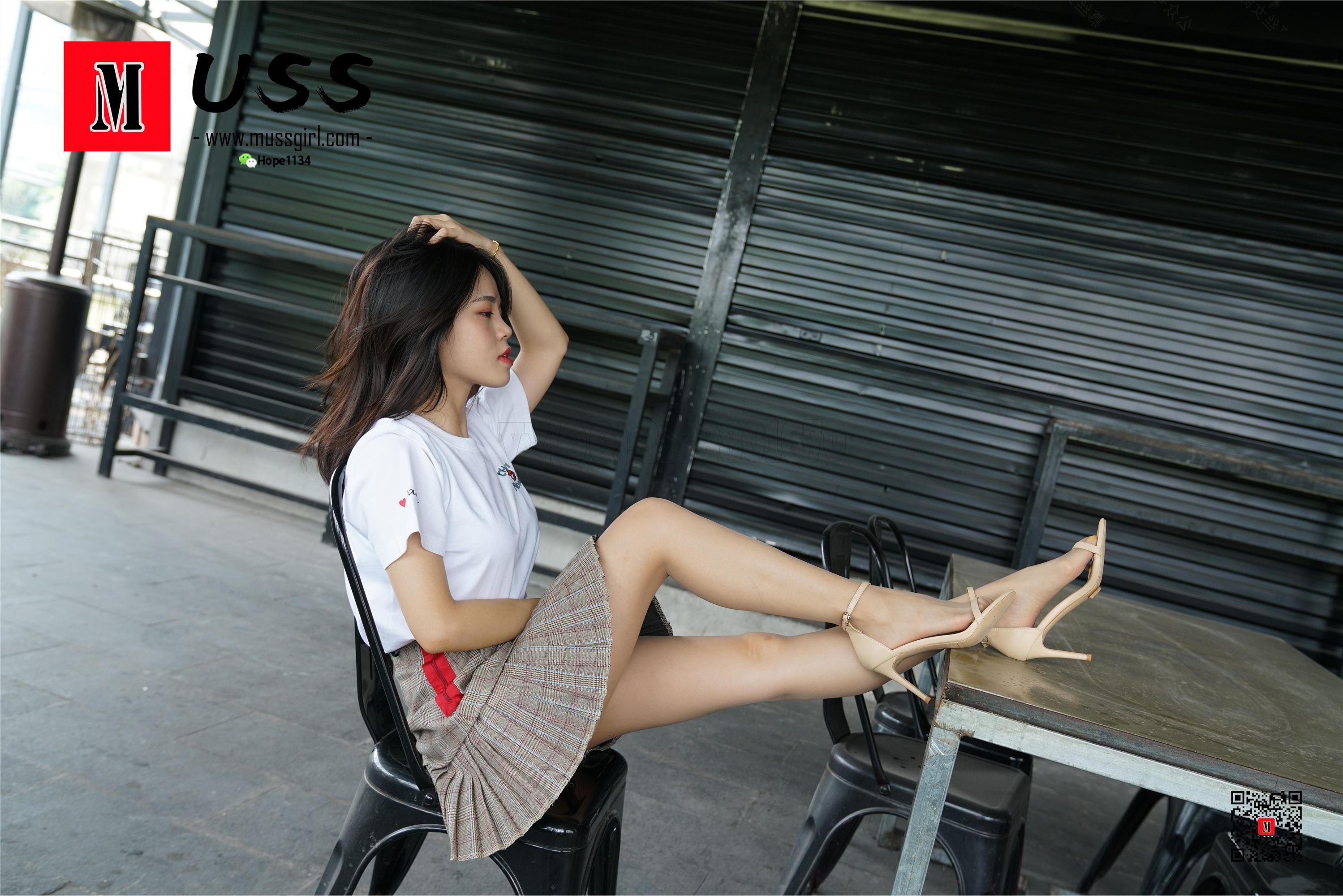 MussGirl慕丝女郎  NO.008 拍过模特的美足，那化妆师璐璐的呢？